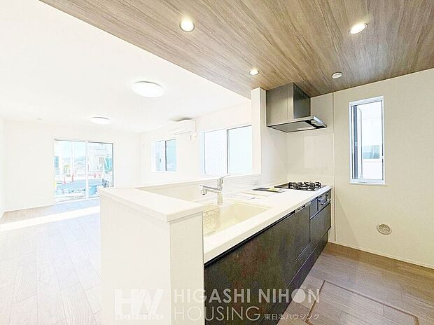 【キッチン】対面キッチンは目線の先が空間の広がりのあるリビングやダイニングなので、開放感を感じられます。また、作った食事をそのままダイニングに運びやすく配膳が効率的になります。