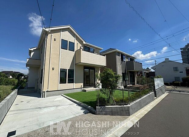 【外観】【類似外観同仕様写真】同ハウスメーカー施工例のため構造、階数、仕様は同一ですが、窓・ドア・バルコニー等の位置や形状、外壁・屋根等の色は実物と異なる場合があります。