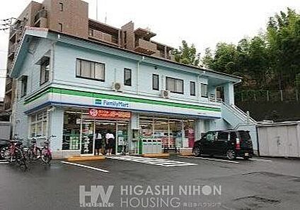 ファミリーマート川崎新作二丁目店 560m