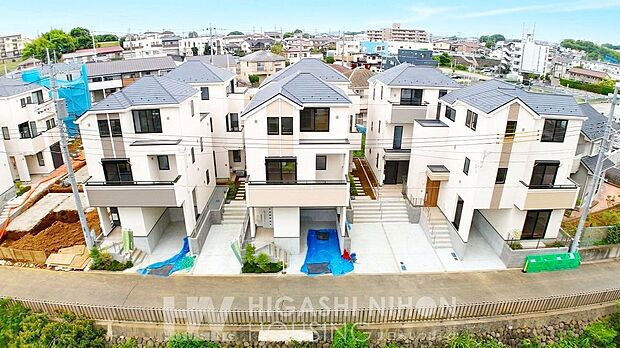 【前面道路含む外観】住宅ローンや資金面でご不安がある方でもご相談ください。ファイナンシャルプランナーの無料相談、住宅ローンに精通したスタッフによる資金計画で理想のお住まいを建てるお手伝いをさせて頂きます。