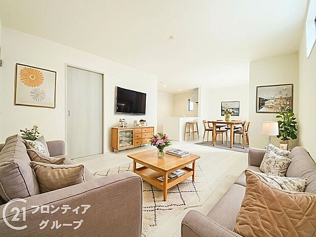 【家具設置イメージ画像】リビングのフローリング材には、木目や色調など木材特有の風合いがあり、ナチュラルな美しさで、日々の生活に温もりを与えてくれます。