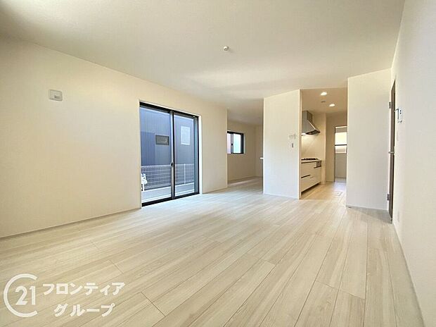 リビングのフローリング材には、木目や色調など木材特有の風合いがあり、ナチュラルな美しさで、日々の生活に温もりを与えてくれます。