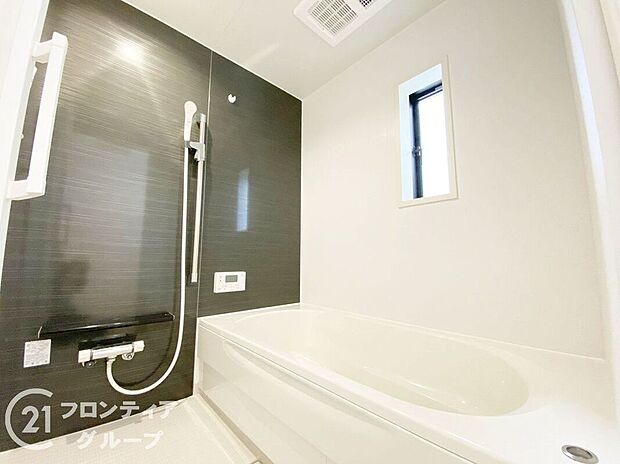 1坪以上の広々とした浴室には隠れた嬉しい設備がたっぷりついております。お掃除が楽にできたり、節水効果があったりと、バスタイムを快適にお過ごし頂けます!