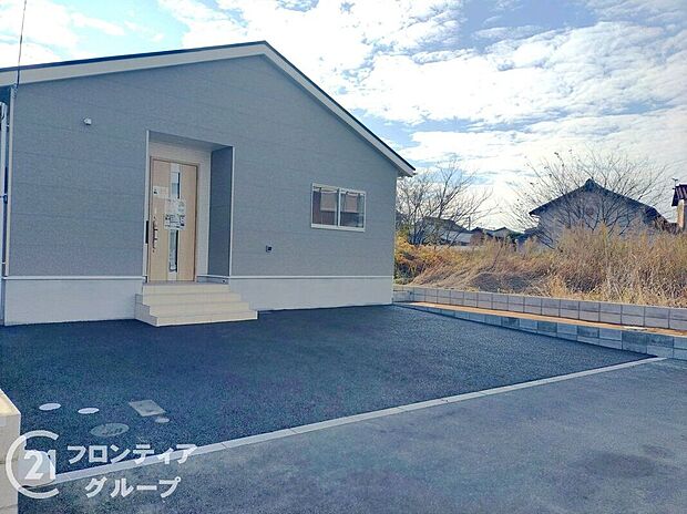 外壁は、汚れにくくメンテナンスのしやすいサイディング材を採用!色あせや日焼けが目立ちにくく、メンテナンス費用も軽減できます。また、ひび割れや破損に強いので安心してお住まいして頂けますね。