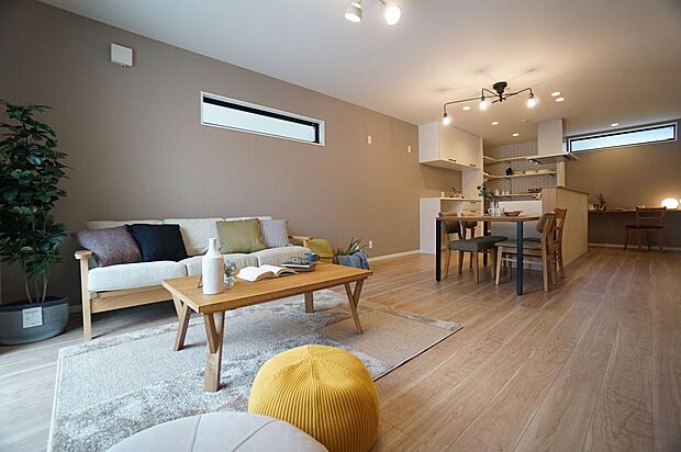 【施工例/リビング(ハイサイドライト)】外からの視線を遮りつつ、自然光を室内に取り込むハイサイドライトを採用したリビング。効率的に空気を循環させることができるのもメリットです。