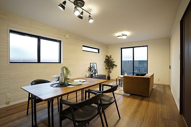 【施工例／リビング（ハイサイドライト）】外からの視線を遮りつつ、自然光を室内に取り込むハイサイドライトを採用したリビング。効率的に空気を循環させることができるのもメリットです。