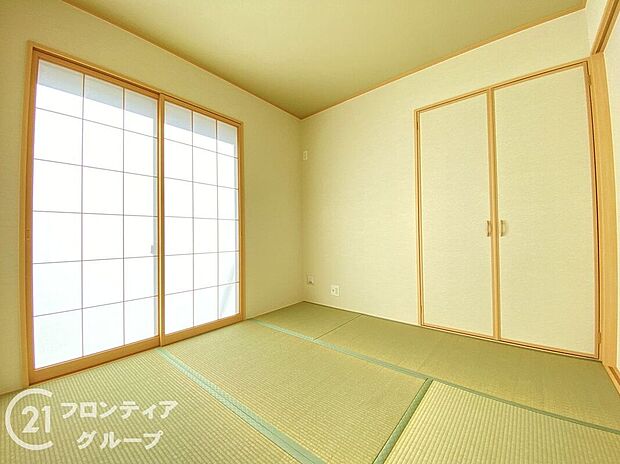 新しいい草香る畳スペースは、使い方色々!客室やお布団で寝るときにぴったりの空間ですね。