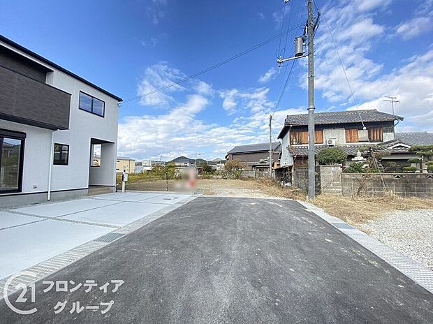 【前面道路含む外観】お家のご質問はお気軽にご相談下さい。