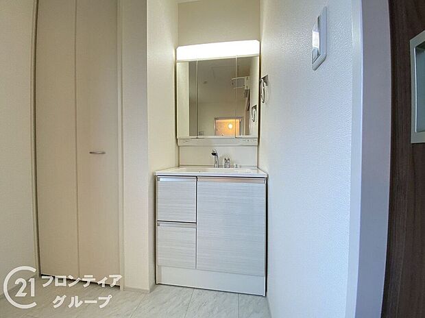 【洗面】曇り止めヒーター付きのミラーキャビネットを採用しております。ミラーの内側がすべて収納スペースになっているので、スタイリング剤や歯ブラシなどの収納に便利ですね。