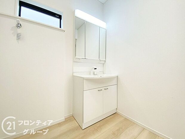 【洗面】小窓付きの洗面室は、毎朝心地よい光を運んでくれるので、すがすがしい気持ちで1日をスタートできます!