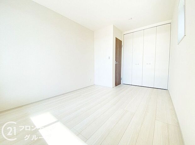 【子供部屋】寝室や子供部屋など用途多彩な明るい洋室！