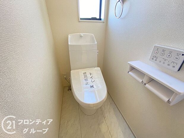 【トイレ】便器にふちがなく、汚れが隠れて見えない部分が極端に少なくなっており、お手入れも楽々！スピーディでパワフルな洗浄力を実現しています！