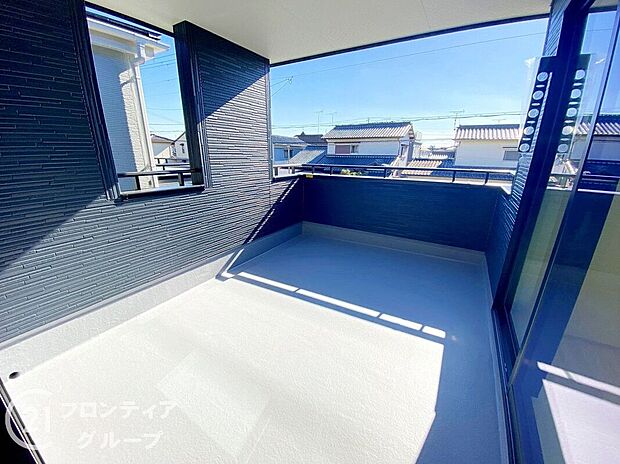 【バルコニー】日当たりの良いバルコニーは、お洗濯が多いときも安心!たくさん干してもカラっと乾きそうです!