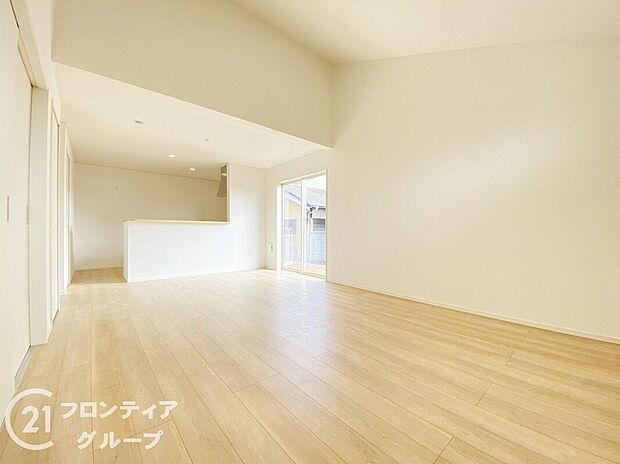 【リビング】LDKには大きな窓からたくさんの光が入り、明るく、開放的な空間を演出してくれます。お友達が遊びに来た時も自慢のリビングになりますね!