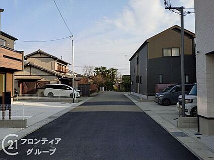 前面道路含む外観