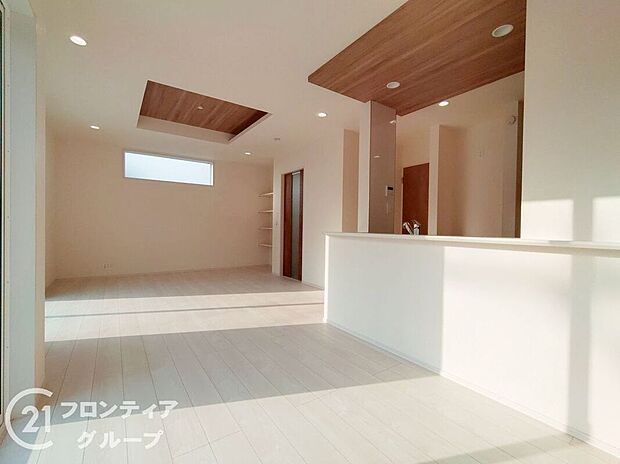 【リビング】天井の中央部分を周囲より一段高くとった折上天井です。開放感があり、部屋が広く感じます!