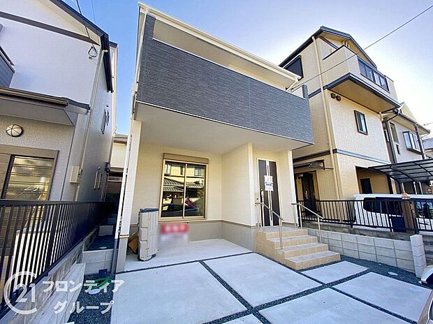 前道が整備されており、快適なアクセスを実現します。交通量の少ない環境で、静かに暮らせる住まいです。