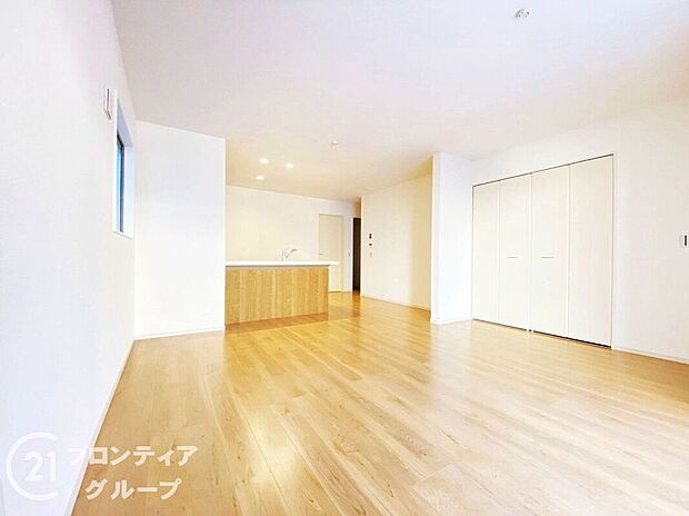 リビングは、広々とした空間で、家族や友人との時間を楽しむのにぴったりです。快適な居住空間を提供します。