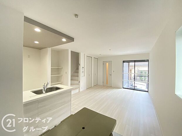 【リビング】リビングは、シンプルでありながらも高級感のあるデザインです。快適な暮らしをサポートします。