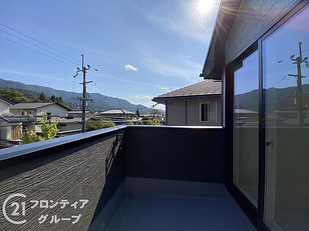 【バルコニー】日当たりの良いバルコニーは、お洗濯が多いときも安心!たくさん干してもカラっと乾きそうです!