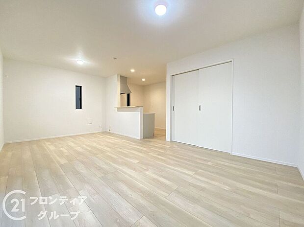 フローリングは、日常生活で床材の受ける様々な傷や、温度・湿度変化によるひび割れの発生を大幅に抑える特殊加工を施工済みです!