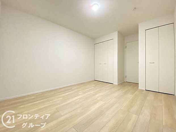 こちらのお部屋はバルコニーに面しており、日当たり、通風ともに良好です!