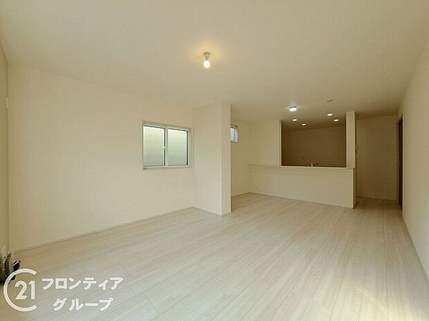 天井の中央部分を周囲より一段高くとった折上天井です。開放感があり、部屋が広く感じます!