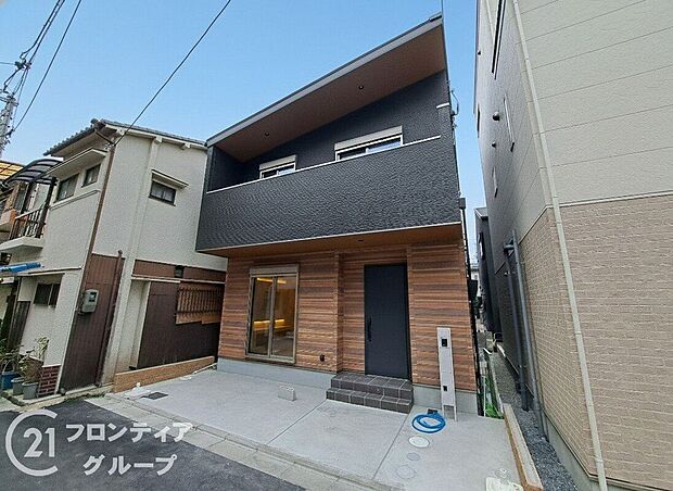 静かな住宅街にたたずむ重厚感あるお家。落ち着いた色合いが素敵ですね。周辺には買い物施設や公共施設など便利な施設が充実しており利便性の良い環境です!