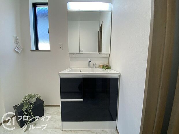 【洗面】ハンドシャワー付き洗面化粧台。曇り止めヒーター付きミラーの内側にはたっぷりの収納がついており、スタイリング剤や歯ブラシなどもたっぷり収納可能です!