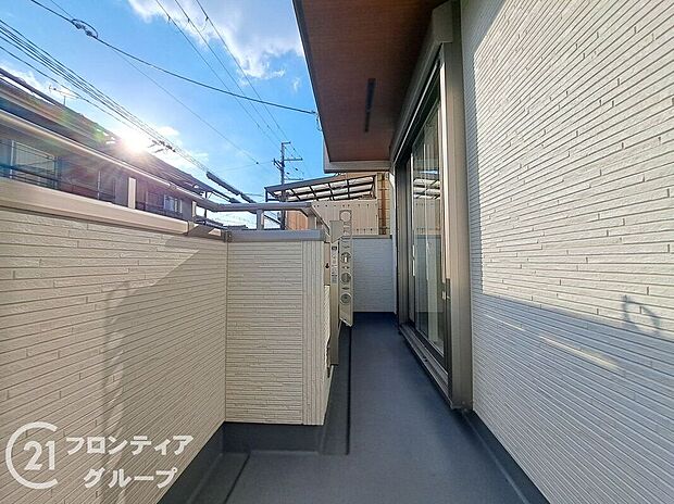 【バルコニー】日当たりの良いバルコニーは、お洗濯が多いときも安心。たくさん干してもカラっと乾きそうです!