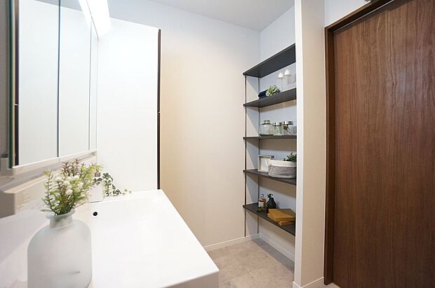 【建物プラン例 (内観写真)】【施工例/リネン収納】タオルやパジャマ、洗剤などをまとめて収納することで、洗面室がすっきりと片付きます。また、他の部屋から荷物を持ってくる手間が減り、生活動線がスムーズになります。