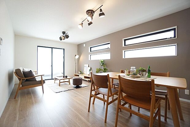 【建物プラン例 (内観写真)】【施工例/リビング(ハイサイドライト)】外からの視線を遮りつつ、自然光を室内に取り込むハイサイドライトを採用したリビング。効率的に空気を循環させることができるのもメリットです。