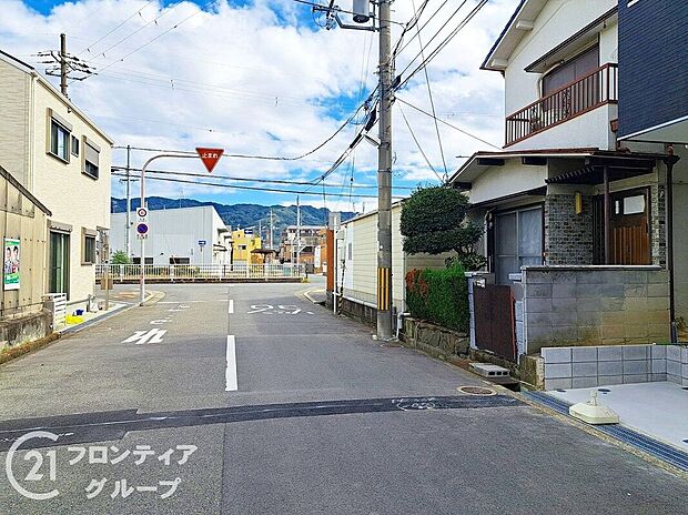 【前面道路含む外観】お家のご質問はお気軽にご相談下さい。