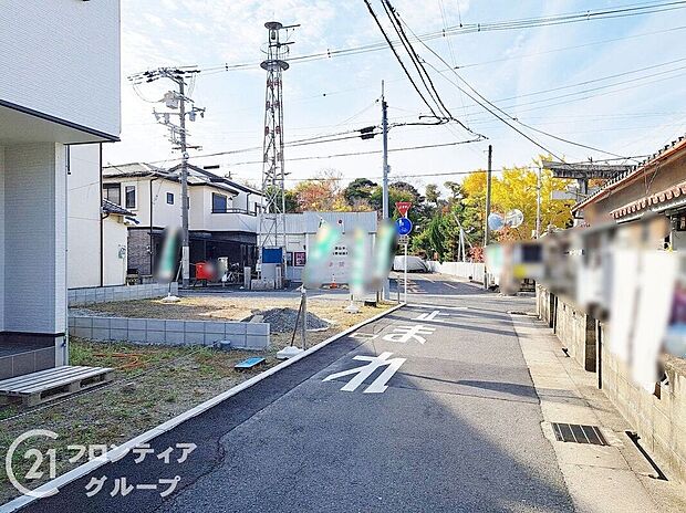 【前面道路含む外観】お家のご質問はお気軽にご相談下さい。