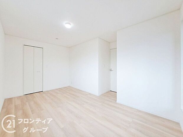 【室内】シンプルな洋室なので、お部屋のコーディネートが楽しめます