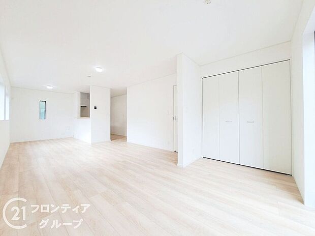 【リビング】LDKには大きな窓からたくさんの光が入り、明るく、開放的な空間を演出してくれます。お友達が遊びに来た時も自慢のリビングになりますね!