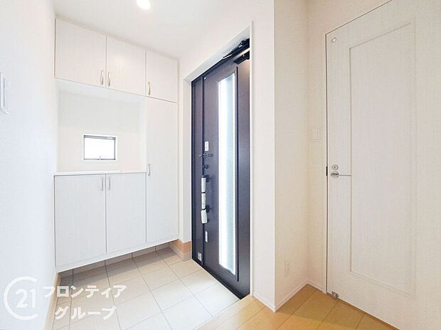 【玄関】玄関ではタイルを採用しており、お掃除楽々!特にお子さまがたくさんの砂を持って帰ってきても安心ですね!