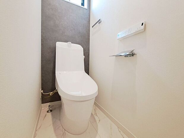 【トイレ】トイレは温水洗浄付き便器です。壁紙の色、窓の配置等、一邸一邸のこだわりをぜひ現地でご覧ください。