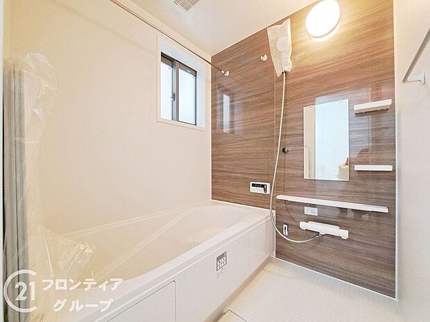 【バス】ゆったりと脚を延ばして、1日の疲れを癒せます。窓があるのでこまめに湿気を換気ができます。