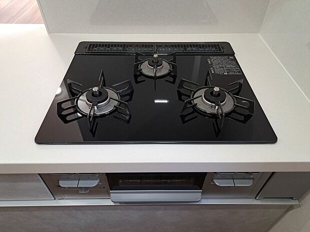 【その他設備】三口ガスコンロで同時に複数の調理が可能、お料理も捗りますね