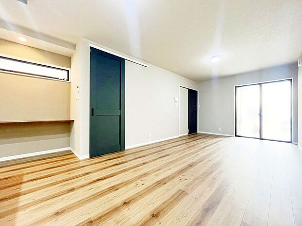 【リビング】<リビング>ゆったりとした広々リビングは一家団らんの空間として。陽当たりもよく、お昼まであれば電気照明が不要な位です