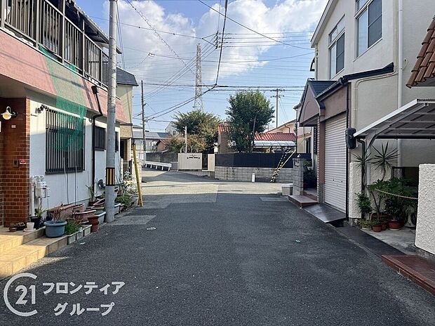 【前面道路含む外観】お家のご質問はお気軽にご相談下さい。
