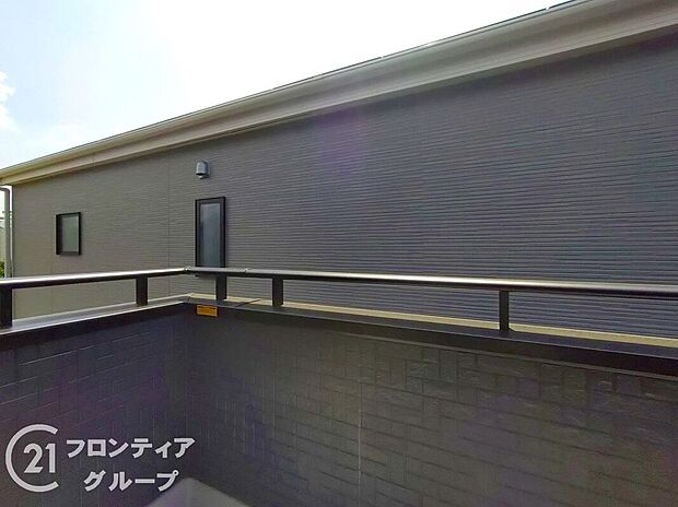 【バルコニー】日当たりの良いバルコニーは、お洗濯が多いときも安心!たくさん干してもカラっと乾きそうです!