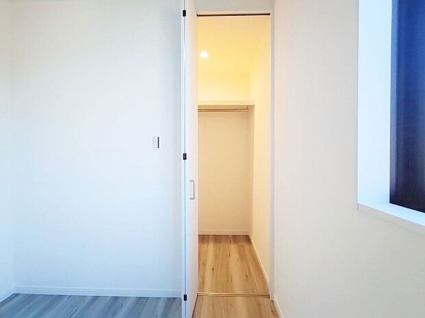 【収納】広いスペースを活用して、季節ごとの衣替えが簡単にできるのウォークインクローゼット付き！クローゼット内が常に整理整頓された状態を保てます。