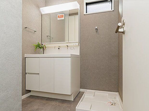 【その他】【施工例/洗面】シャンプードレッサーには座って身支度できるスペースもあり、お風呂上がりのドライヤーや朝のお化粧も楽々。