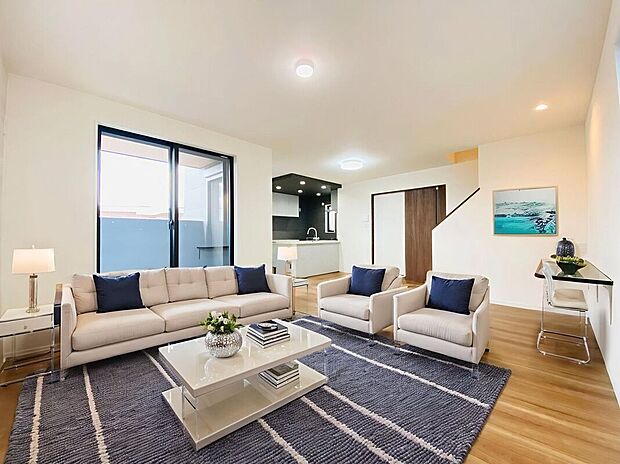 【家具設置イメージ画像】明るく開放的なリビングです。広々とした大きさですよ。一家団らんの空間として快適にお過ごしいただけます。