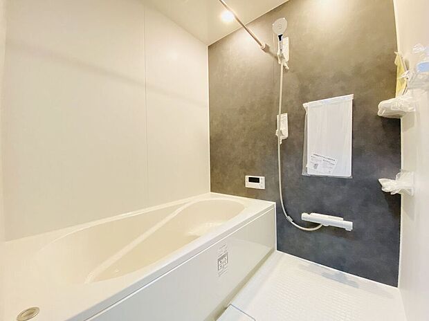 清潔感のある浴室は、一日の疲れをゆっくり癒せる落ち着いた空間。お手入れしやすい造りで、毎日気持ちよく使える環境が整っています。