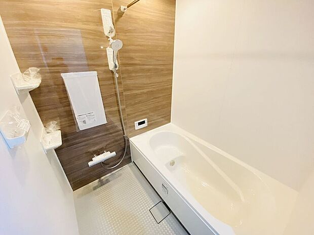 広々としたバスルームで、心地よいリラックスタイムを楽しめます。快適な空間で、日々の疲れを癒す贅沢な時間を提供します。