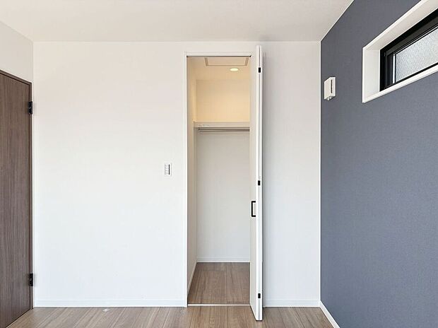 【収納】家族全員の衣類や荷物を一箇所にまとめて収納できるクローゼット。洗濯から収納までの家事動線が短くなり、家事の負担が軽減されます。