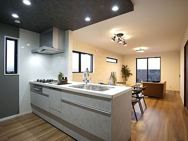 【建物プラン例 (内観写真)】【施工例/キッチン】ゆったりとした広さのあるキッチン。ご夫婦で一緒に並んで洗い物できる大きさです。水栓はデザイン性も高く使い勝手の良いと人気のグースネック型を採用。